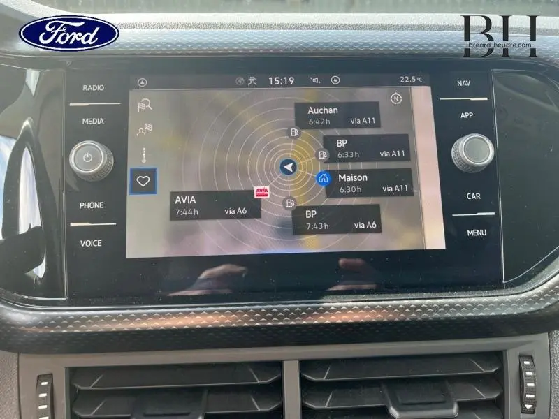 Écran tactile central du Volkswagen T-cross gris cendré montrant la navigation GPS avec plusieurs destinations.