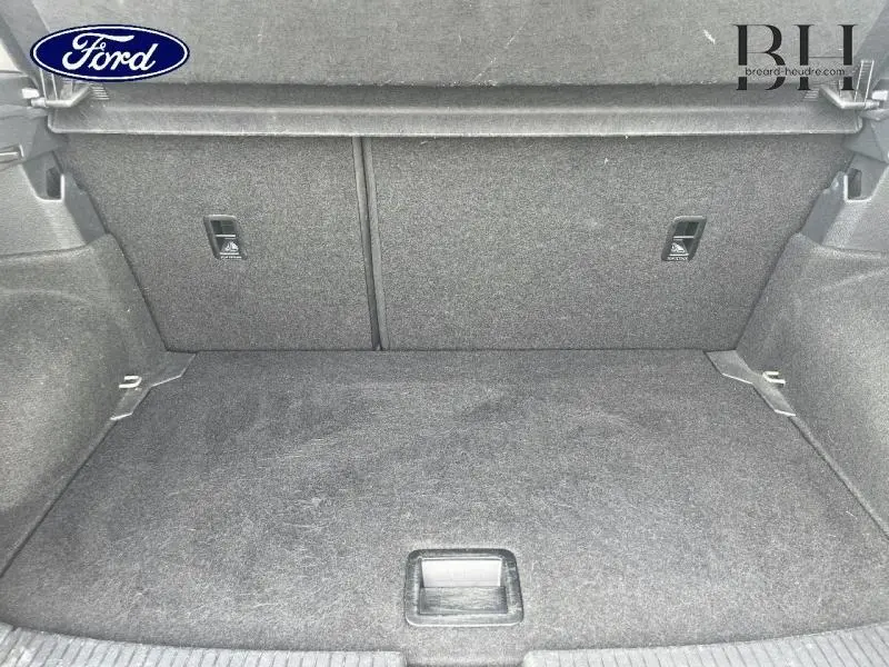 Coffre vide vu de l'intérieur d'un Volkswagen T-cross gris cendré métallisé, avec banquette arrière rabattable.