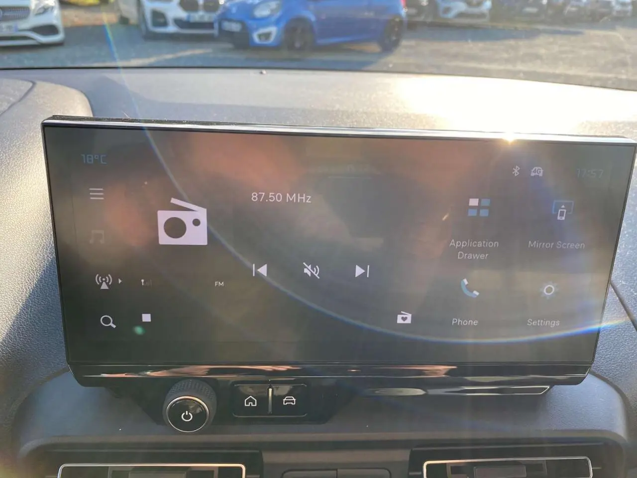 Écran tactile 10 pouces du tableau de bord du Citroën Berlingo 2025, affichant la radio FM et les options connectées.