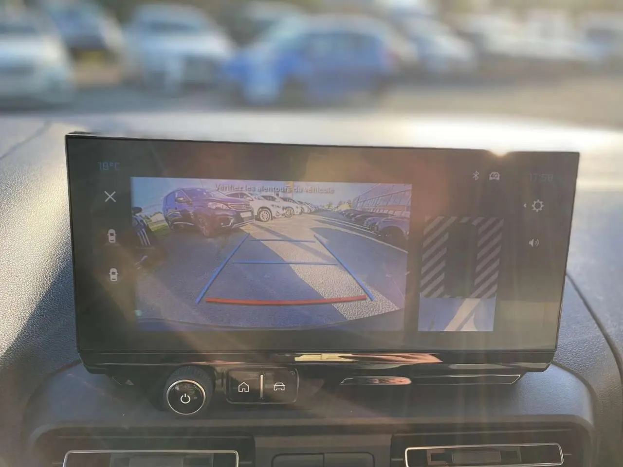 Écran tactile intérieur montrant la caméra de recul du Citroën Berlingo vert Sirka, vue frontale du tableau de bord.
