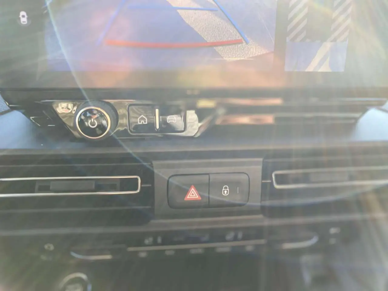 Détail du tableau de bord du Citroën Berlingo 2025 avec commandes de verrouillage et bouton de signalisation d'urgence.