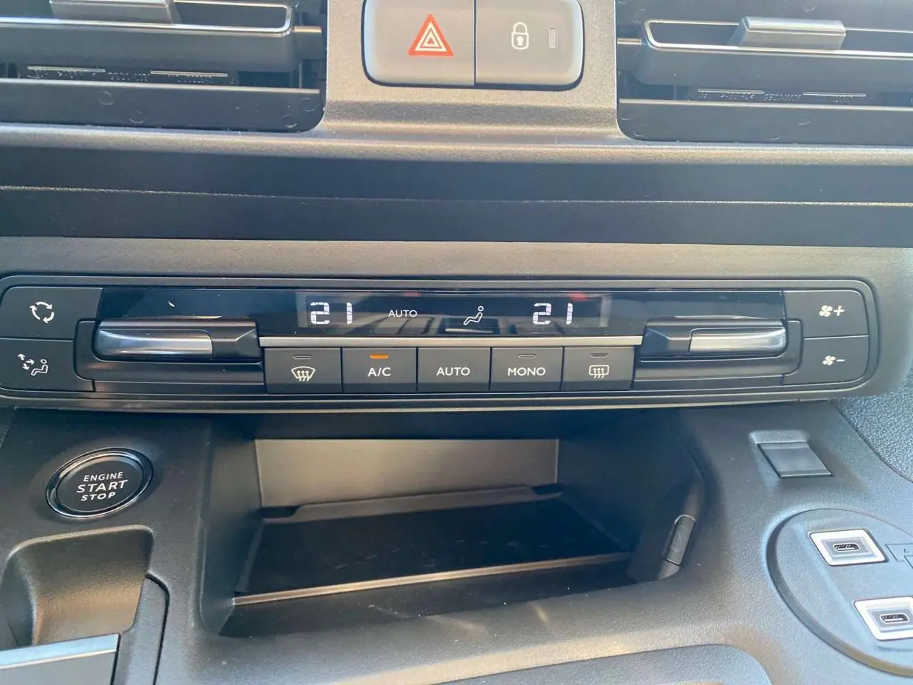 Tableau de bord du Citroën Berlingo 2025 montrant la climatisation automatique bi-zone et bouton start/stop.