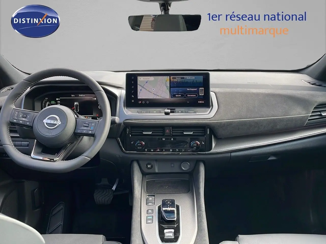 Intérieur du Nissan Qashqai 2025 vue de face, tableau de bord moderne avec écran tactile et volant multifonction noir.