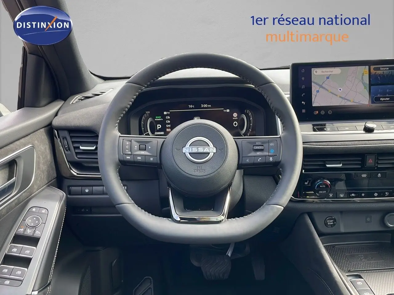 Vue intérieure du tableau de bord du Nissan Qashqai 2025, volant cuir noir et écran tactile avec navigation.