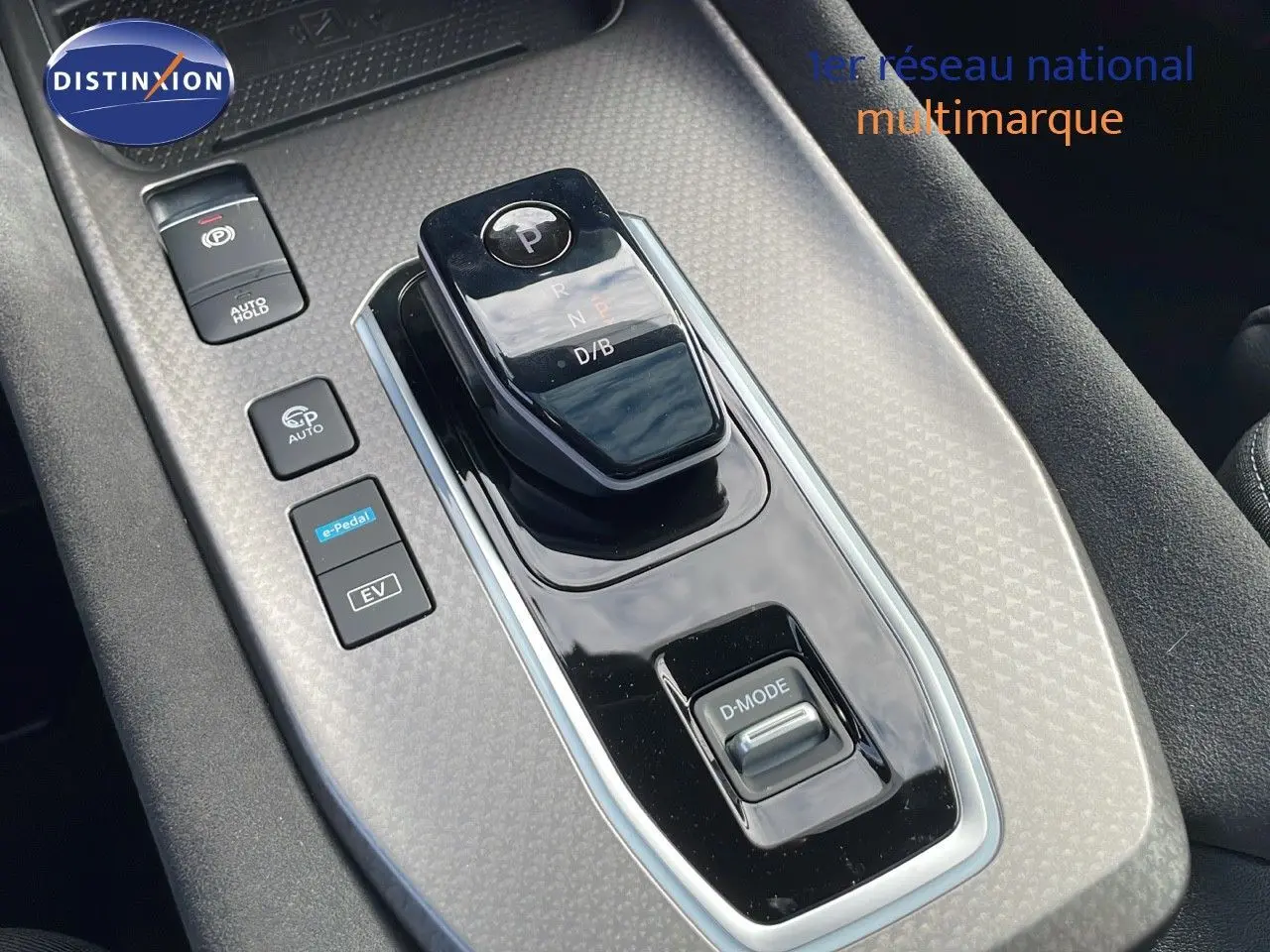 Le levier de vitesses automatique noir du Nissan Qashqai 2025, vue rapprochée de la console centrale.