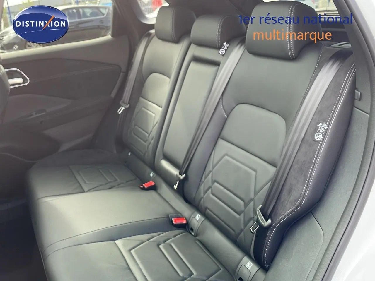 Vue intérieure côté gauche des sièges arrière en cuir noir avec surpiqûres blanches du Nissan Qashqai 2025 blanc nacré.