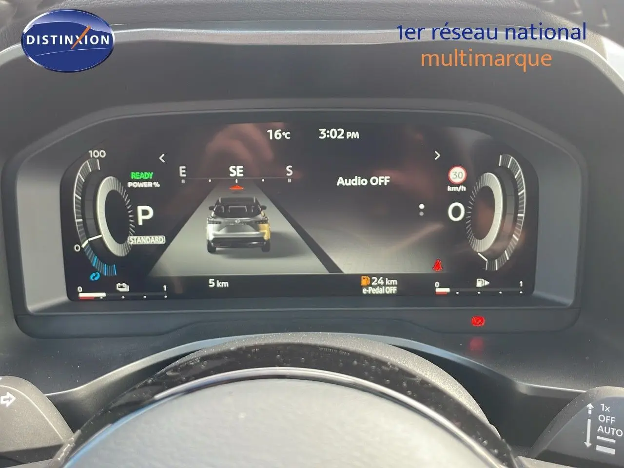 Tableau de bord numérique du Nissan Qashqai 2025 affichant vitesse, autonomie et boussole en vue frontale.