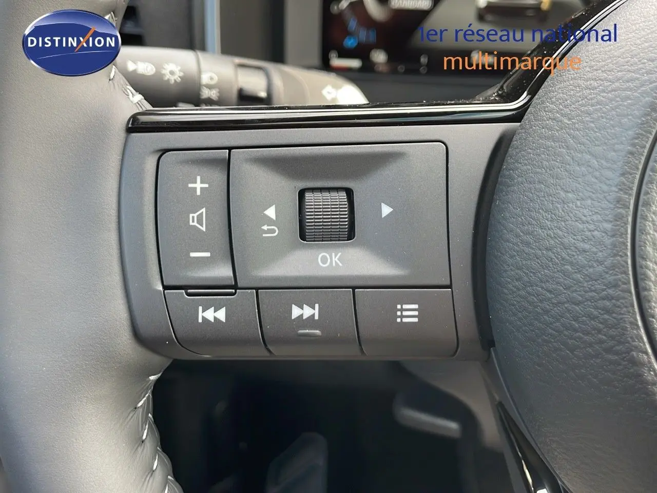 Gros plan sur les commandes multifonctions au volant du Nissan Qashqai 2025, finition N-Design.