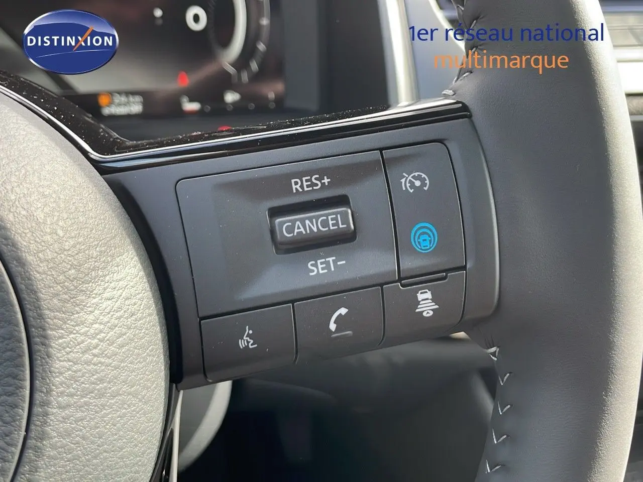 Gros plan sur les commandes au volant du Nissan Qashqai 1.5 VCT E-POWER 2025, finition N-Design.
