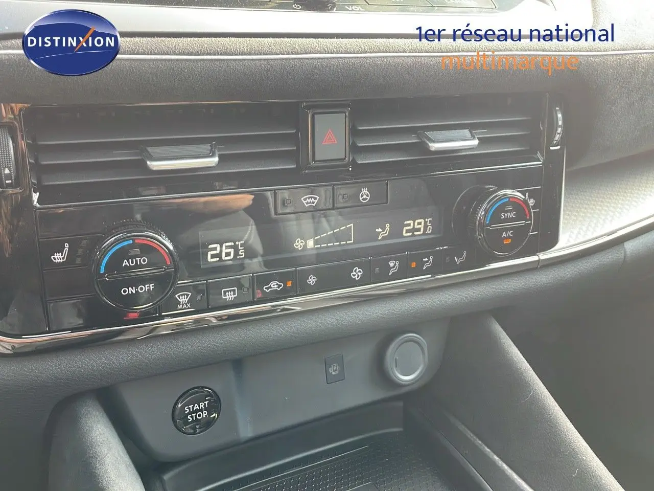 Tableau de bord du Nissan Qashqai 2025 avec climatisation digitale et commandes en noir brillant.