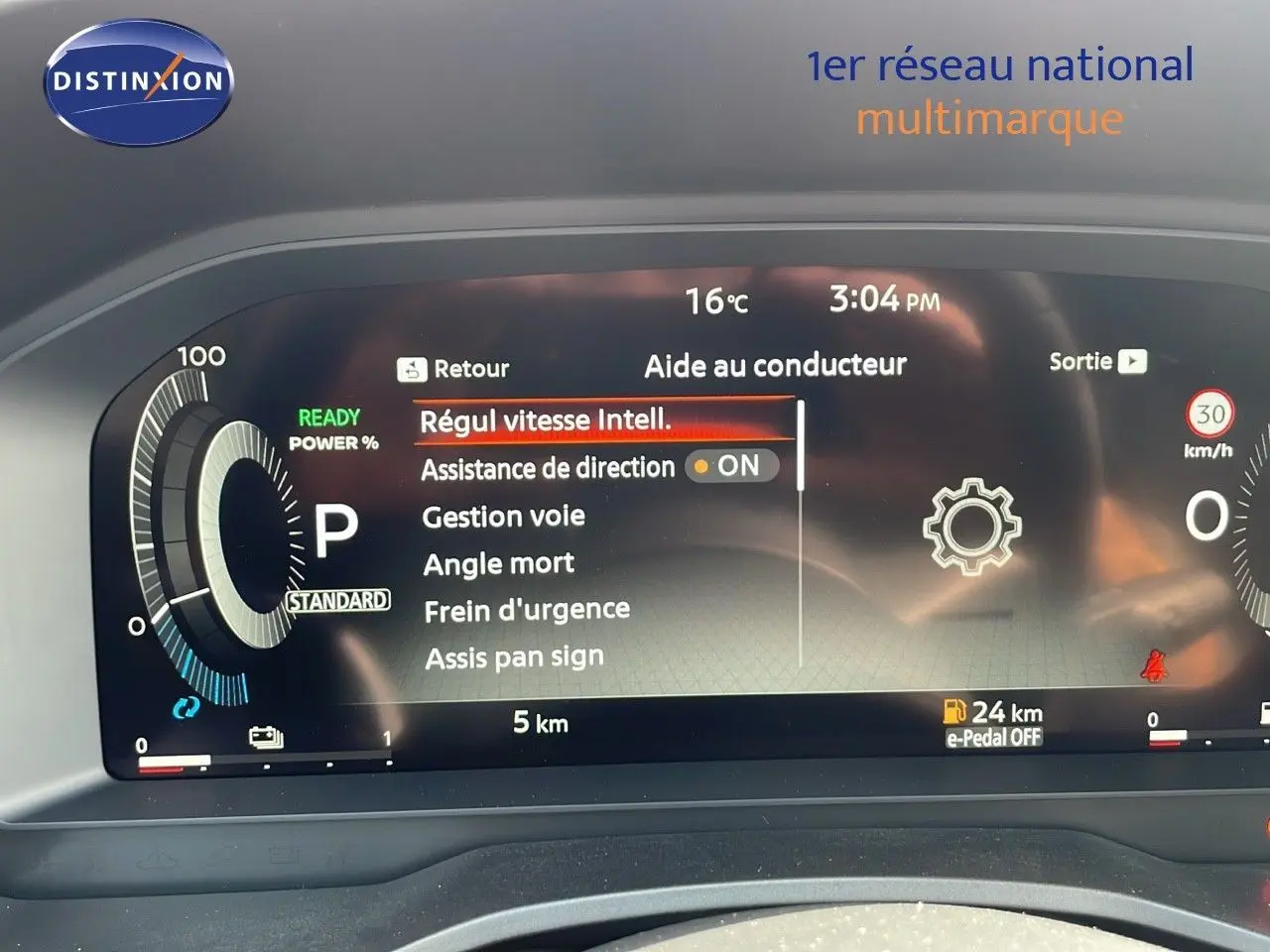 Tableau de bord numérique du Nissan Qashqai 2025 affichant les aides à la conduite et la vitesse, vue intérieure frontale.