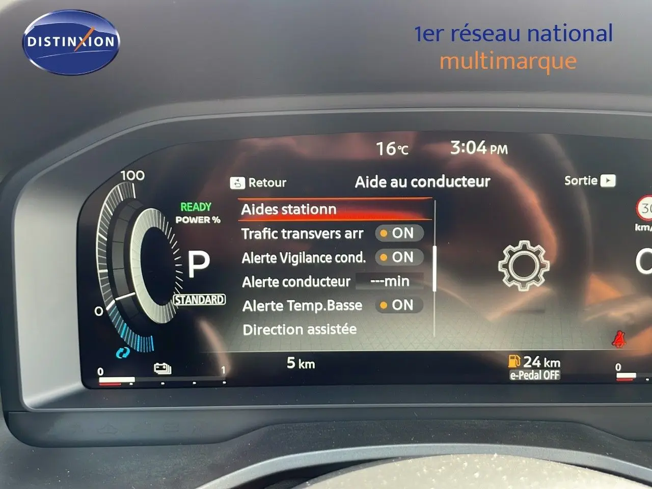 Tableau de bord numérique du Nissan Qashqai 2025 montrant l'aide au conducteur et les alertes activées.