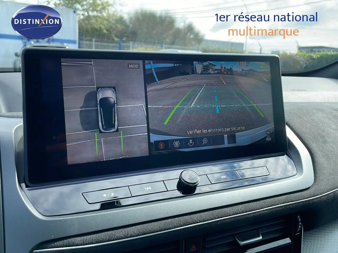 Écran multimédia du Nissan Qashqai 2025 montrant la caméra de recul et la vue à 360° du véhicule blanc nacré toit noir.