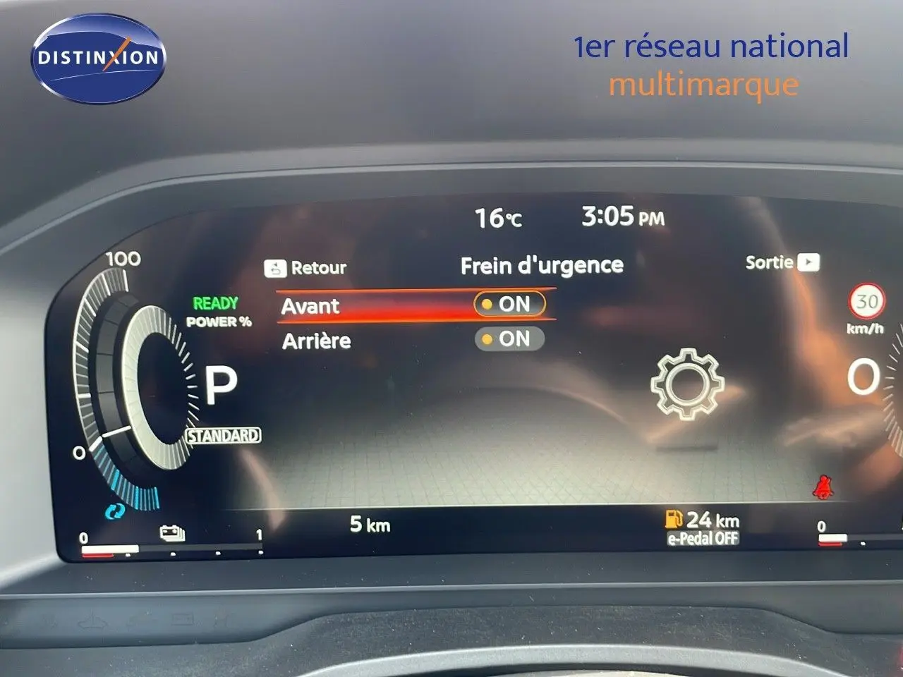 Tableau de bord numérique du Nissan Qashqai 2025 affichant les réglages du frein d'urgence et l'autonomie restante.