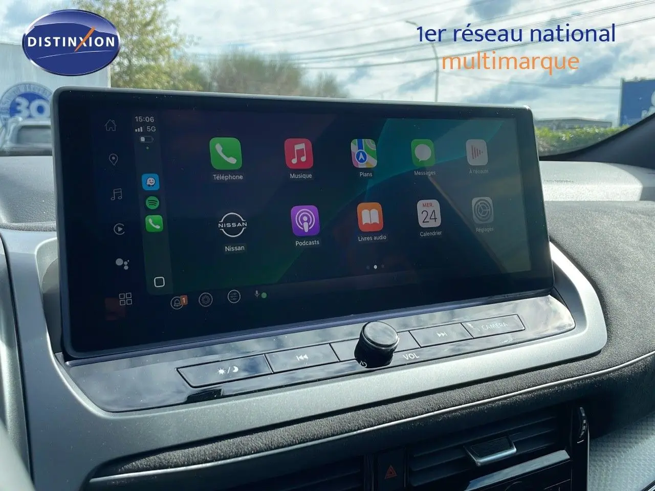 Écran tactile central du Nissan Qashqai 2025, affichant les applications connectées dans un intérieur moderne.