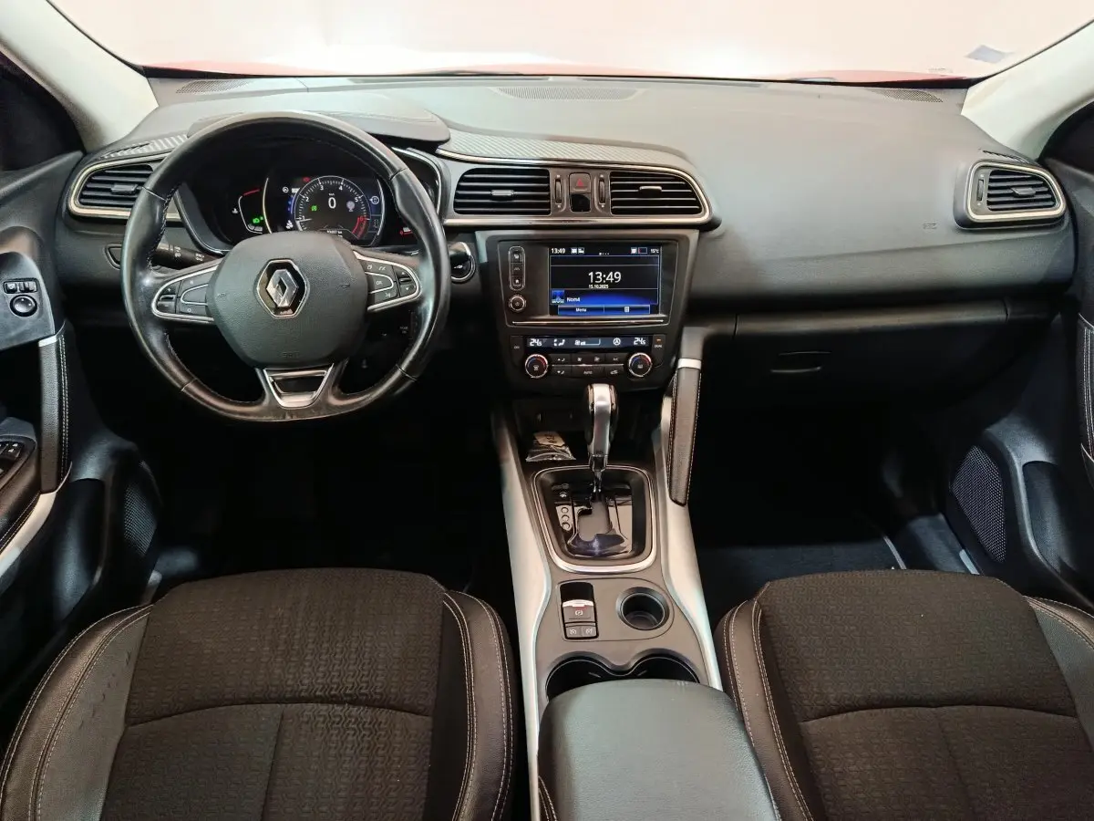 Intérieur noir du Renault Kadjar Intens 2017, vue frontale du tableau de bord avec écran tactile et volant cuir multifonctions.
