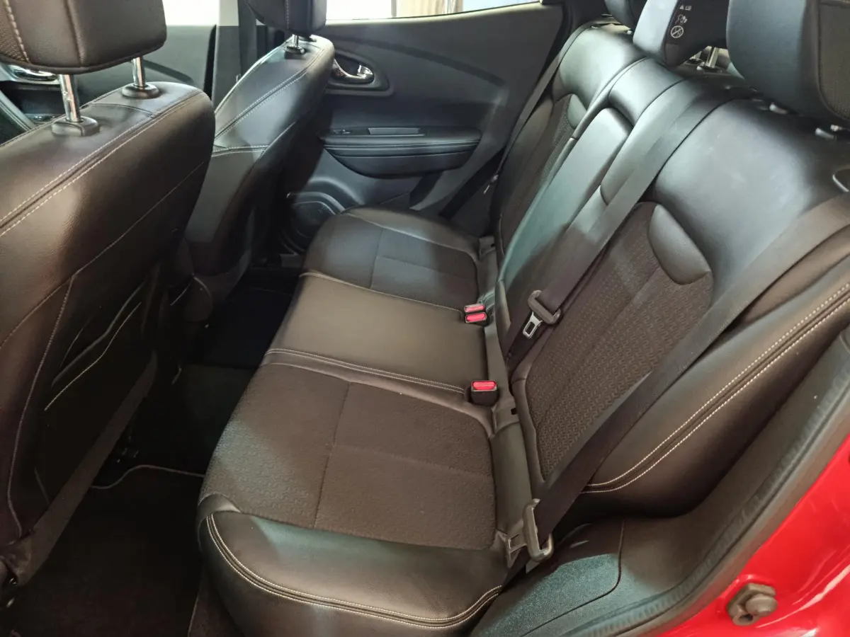 Banquette arrière en cuir noir vue côté droit du Renault Kadjar Intens rouge, avec ceinture de sécurité et appuie-tête.