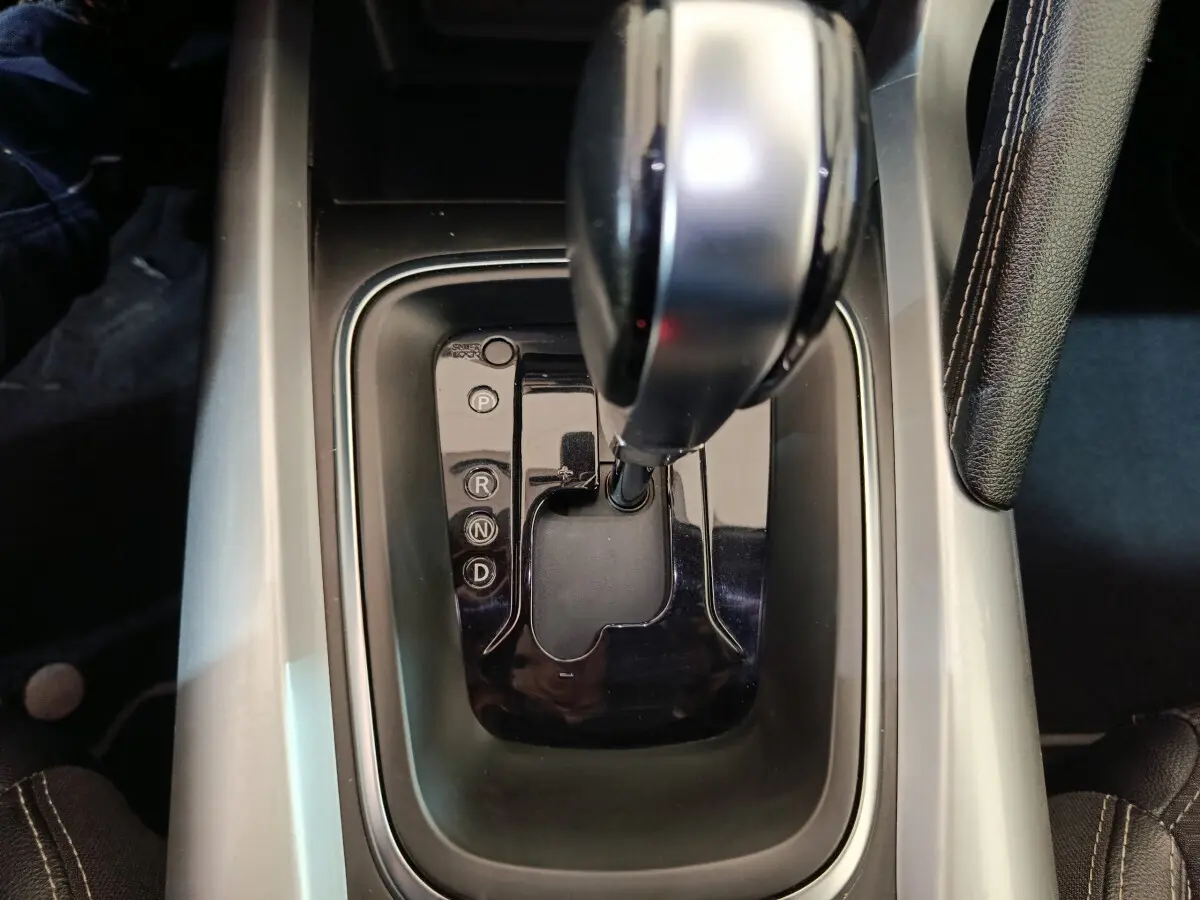 Gros plan sur la commande de la boîte automatique noire du Renault Kadjar Intens Energy TCe 130 EDC de 2017.