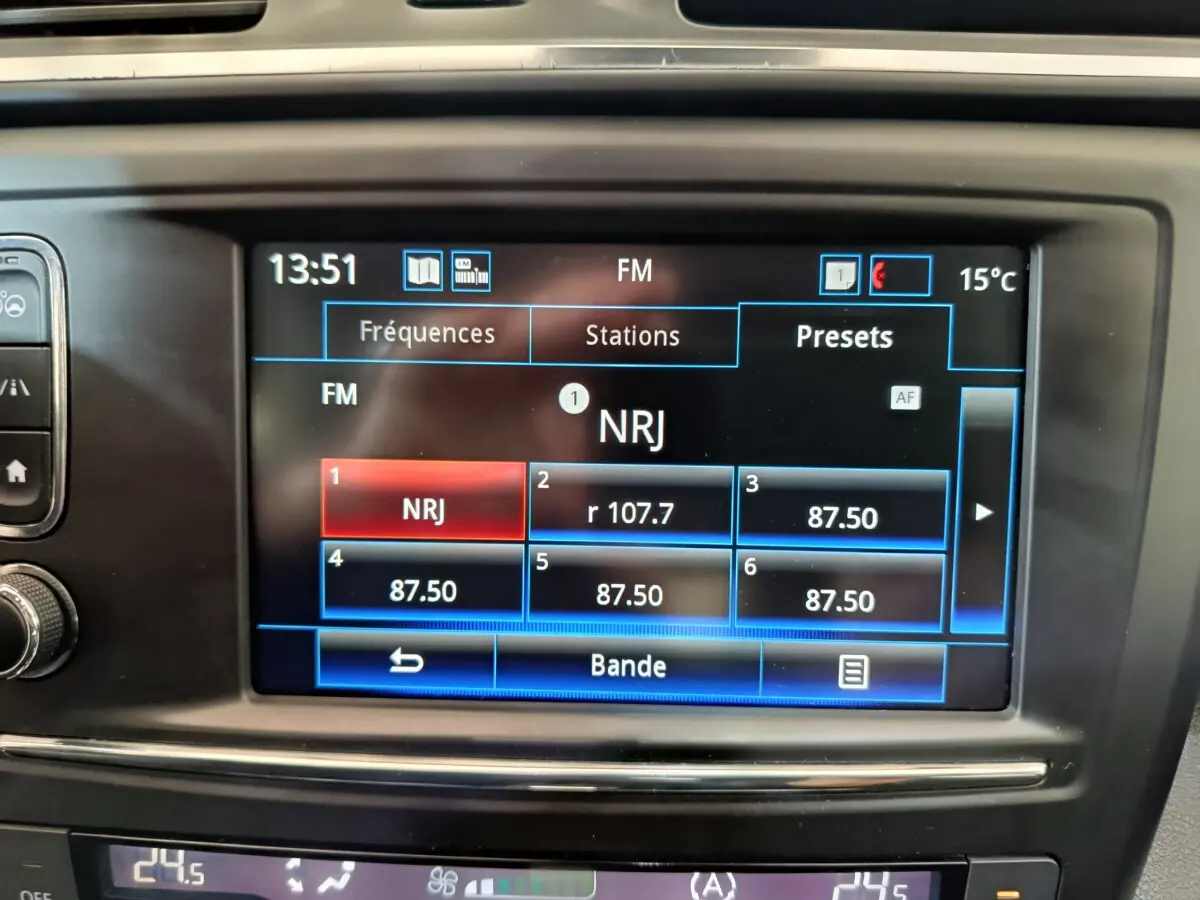 Écran tactile central du Renault Kadjar Intens rouge de 2017 affichant les presets radio FM à 13h51.
