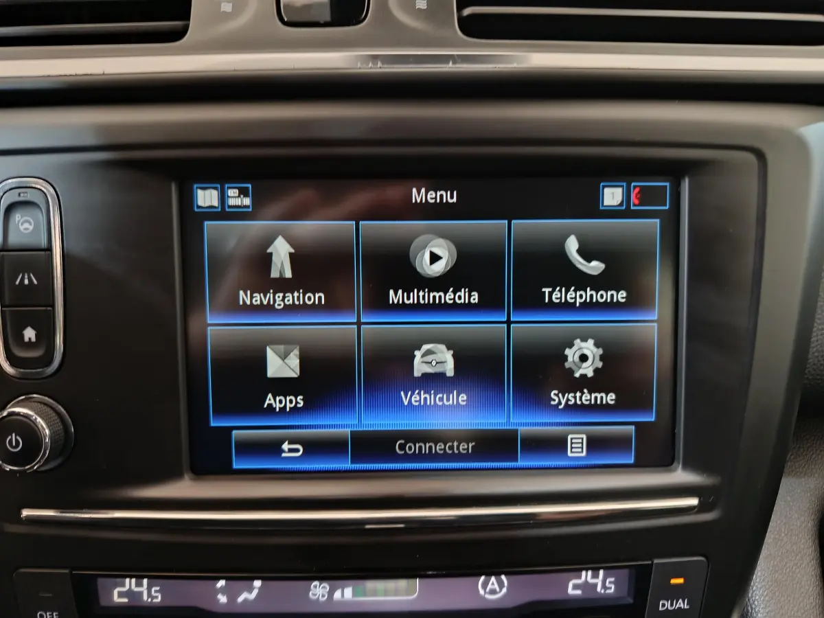 Écran tactile central du Renault Kadjar Intens Energy TCe 130 affichant le menu multimédia et navigation.