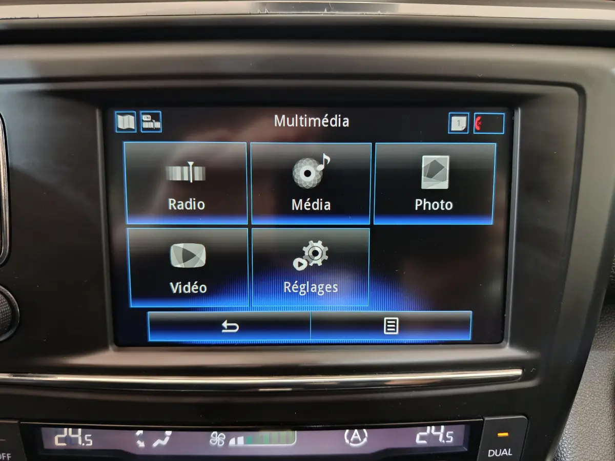 Écran tactile multimédia affichant les options radio, média, photo, vidéo et réglages dans un Renault Kadjar rouge de 2017.