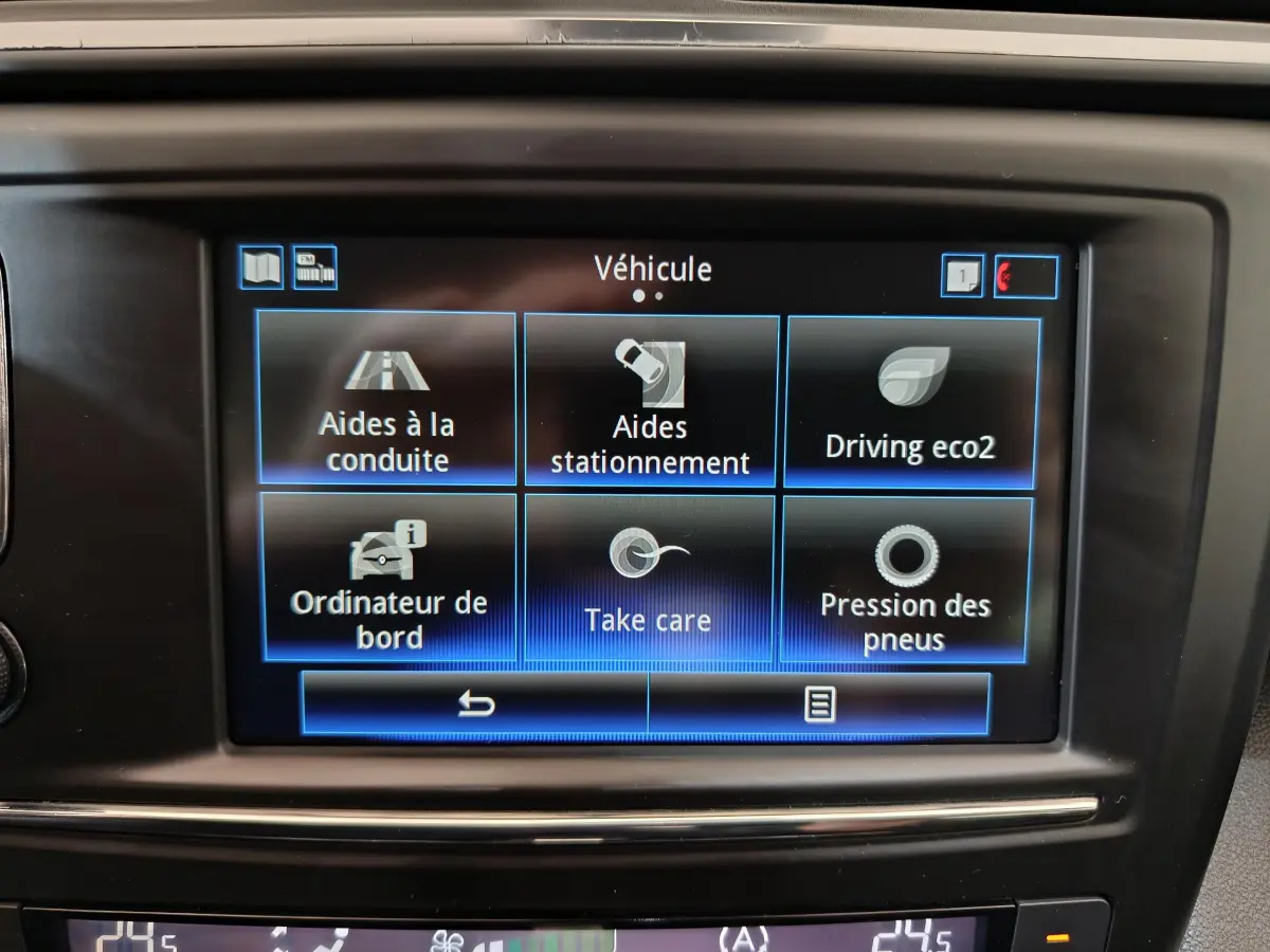 Écran tactile central du Renault Kadjar Intens rouge de 2017 affichant les menus d'aides à la conduite et stationnement.