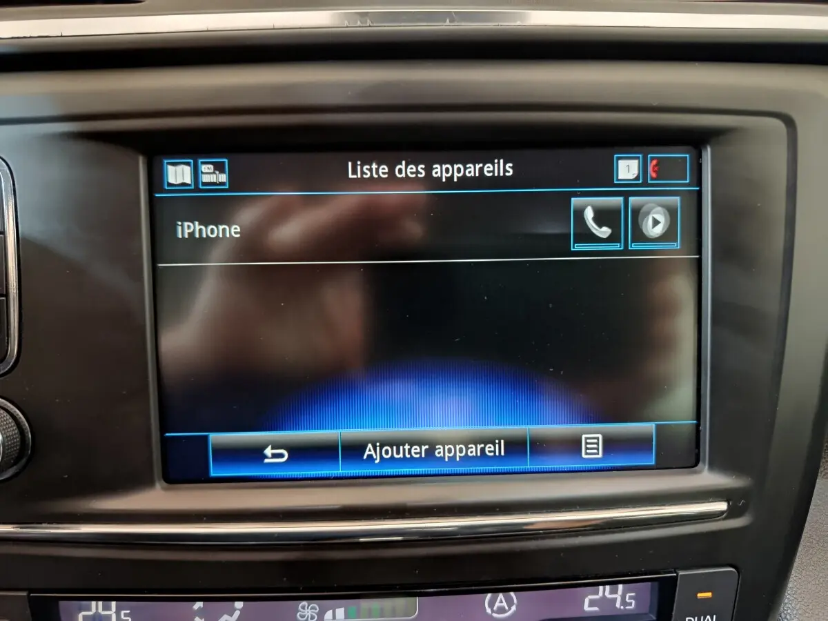 Écran tactile central du Renault Kadjar Intens rouge de 2017 affichant la liste des appareils Bluetooth, vue intérieure frontale.