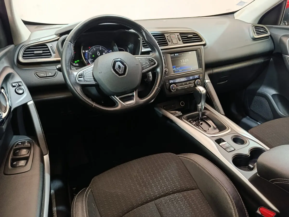 Intérieur Renault Kadjar Intens 2017 vu côté conducteur, volant cuir et console centrale avec écran tactile.