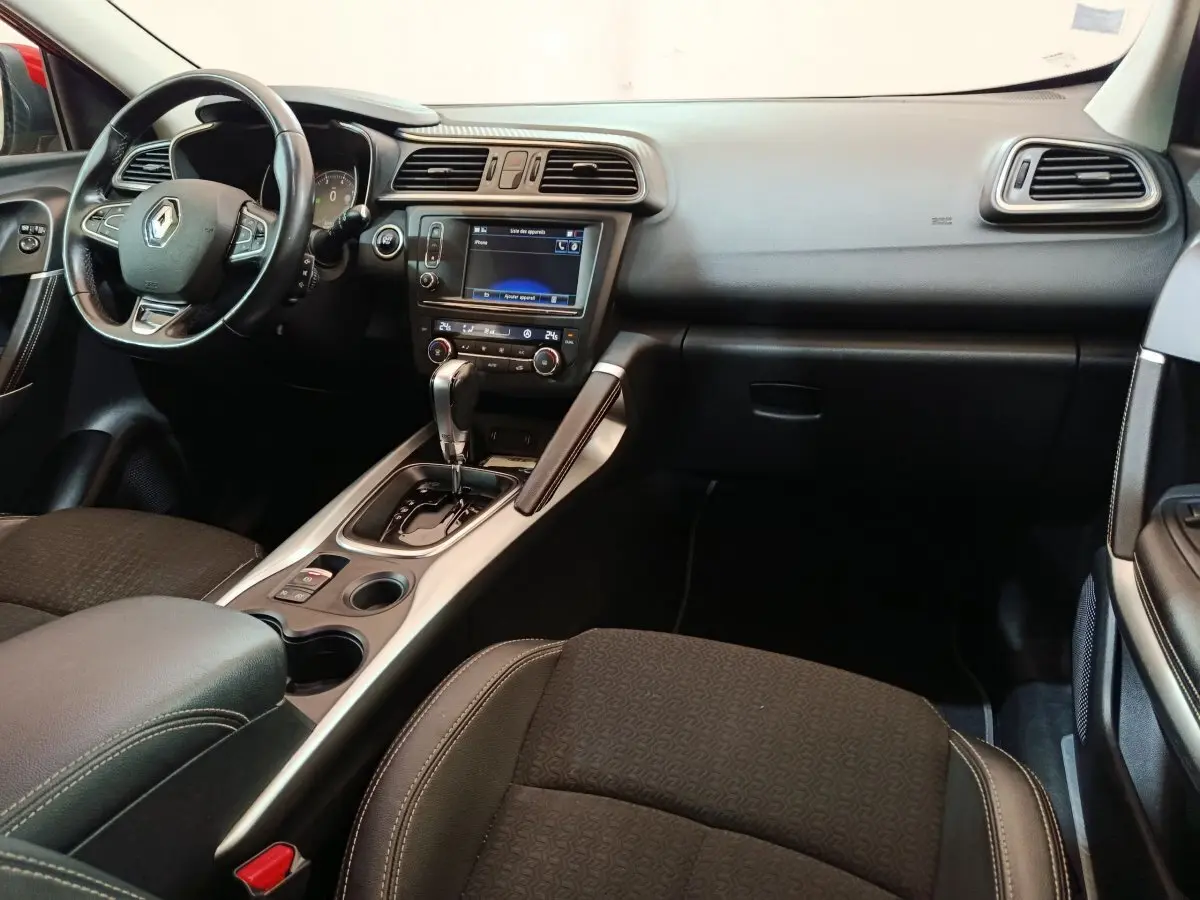 Intérieur noir du Renault Kadjar Intens 2017, vue de profil droit sur tableau de bord et console centrale avec écran tactile.