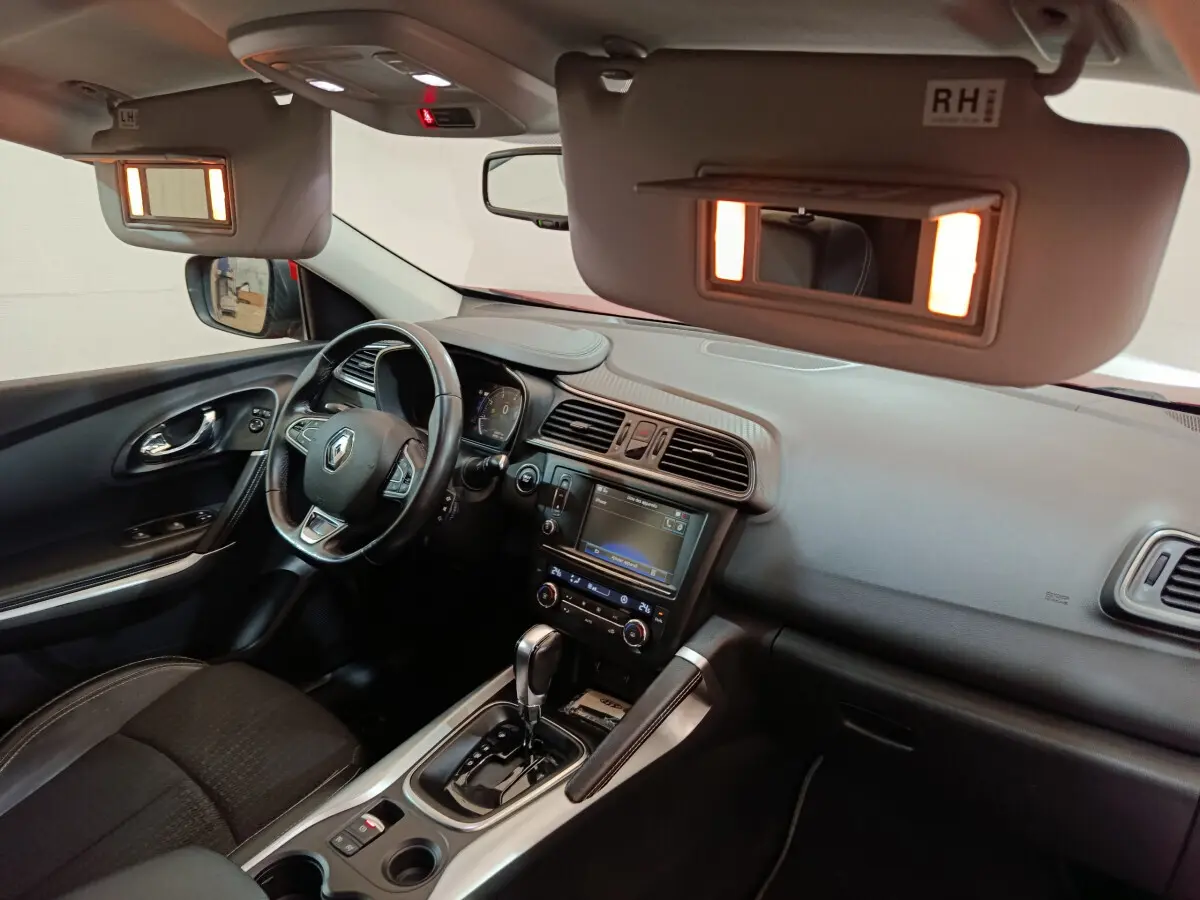 Intérieur Renault Kadjar Intens 2017 vu côté conducteur, tableau de bord noir avec écran tactile et volant cuir.