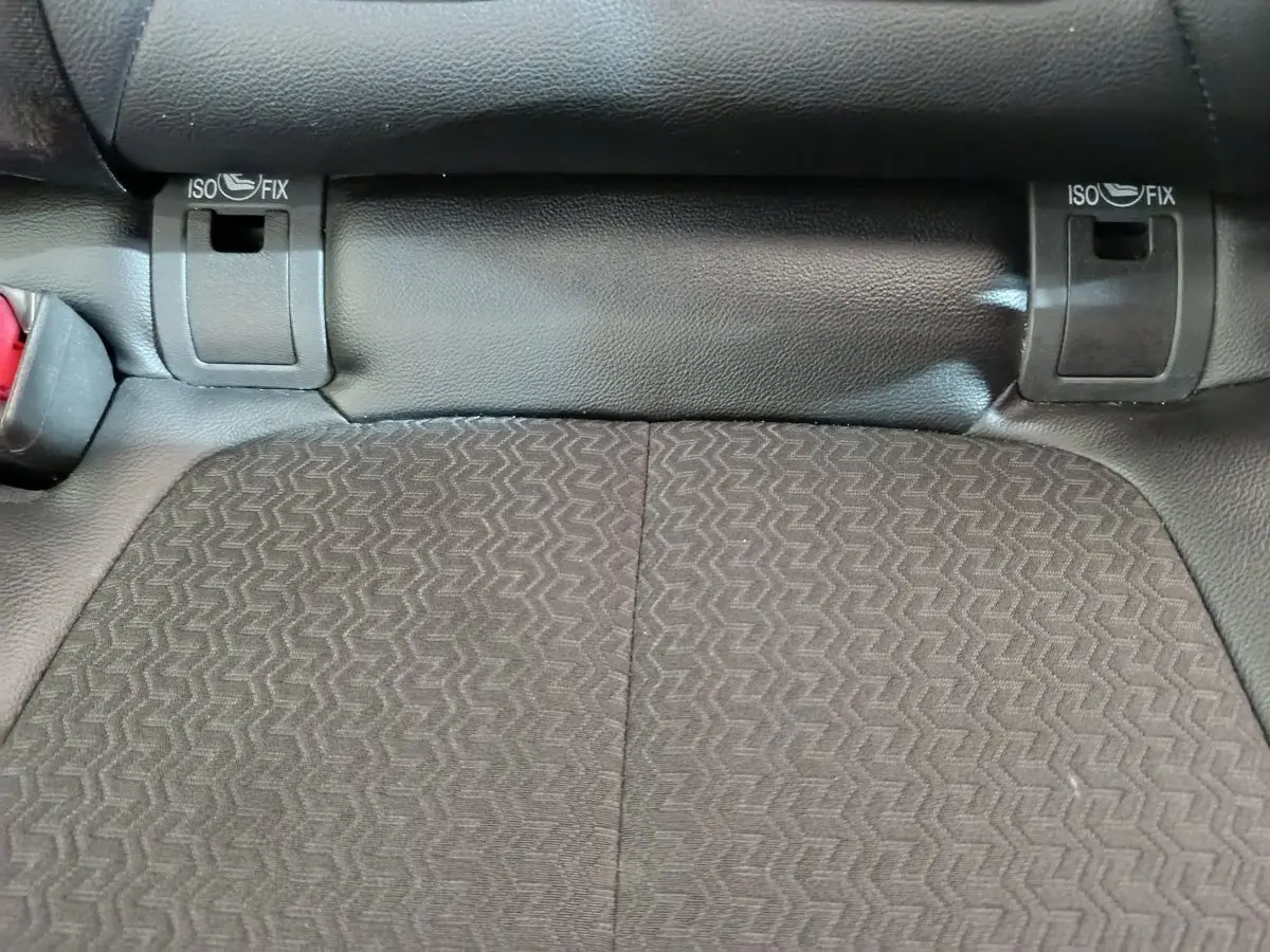 Gros plan sur la banquette arrière noire avec fixation ISOFIX du Renault Kadjar Intens 2017.