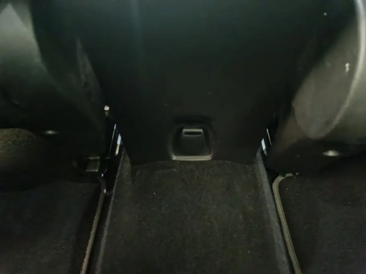 Détail de la moquette noire au sol entre les sièges arrière du Renault Kadjar Intens rouge de 2017.