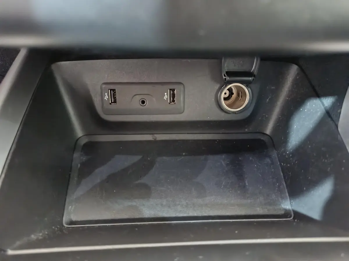 Gros plan sur la prise 12V et les ports USB dans le compartiment avant du Renault Kadjar Intens rouge 2017