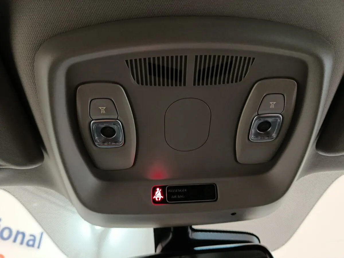 Plafonnier intérieur gris avec éclairages et témoin airbag passager allumé dans Renault Kadjar rouge 2017