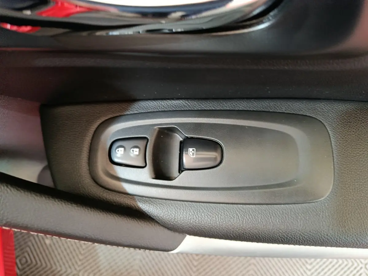 Gros plan sur les commandes de verrouillage et lève-vitre côté conducteur du Renault Kadjar rouge 2017.