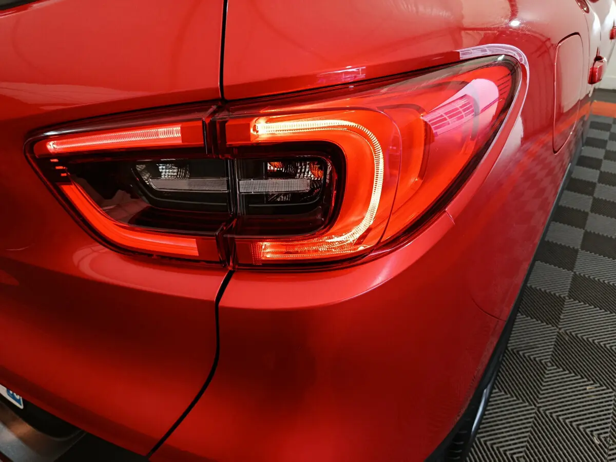 Gros plan sur le feu arrière gauche rouge vif du Renault Kadjar Intens Energy TCe 130 EDC de 2017.