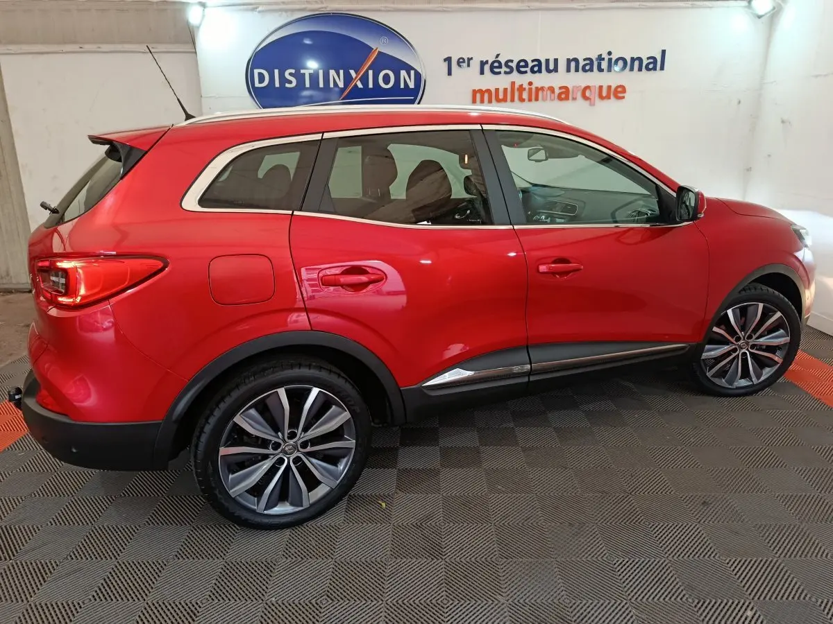 Renault Kadjar Intens rouge vue de profil côté gauche, avec jantes alliage et toit blanc contrasté.