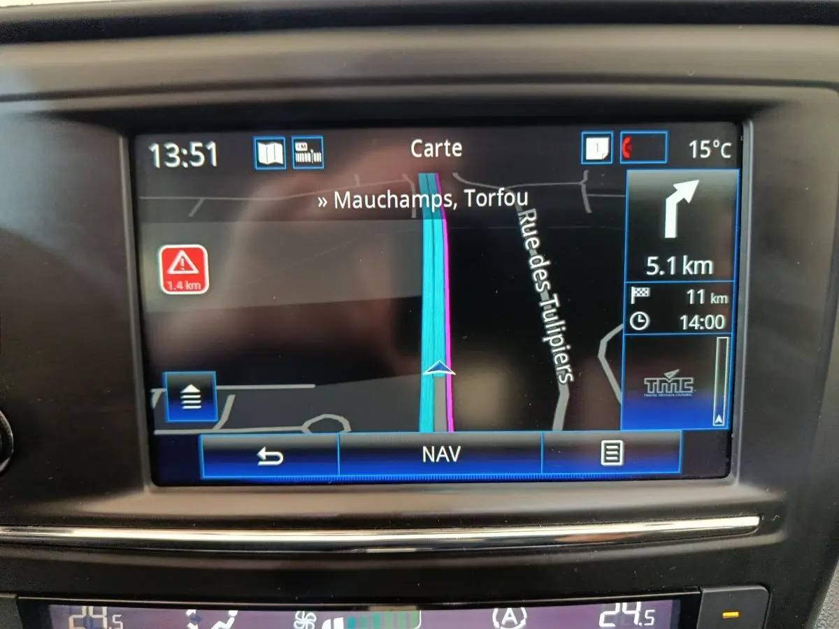 Écran tactile de navigation du Renault Kadjar Intens rouge, affichant un itinéraire vers Mauchamps, Torfou.