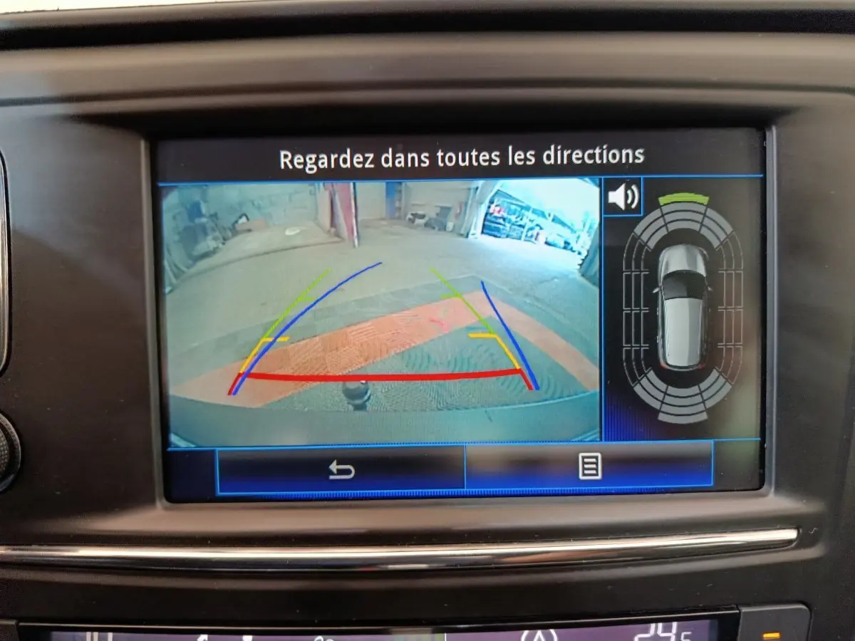 Écran tactile du système de recul du Renault Kadjar Intens rouge, affichant la caméra arrière et les capteurs de stationnement.