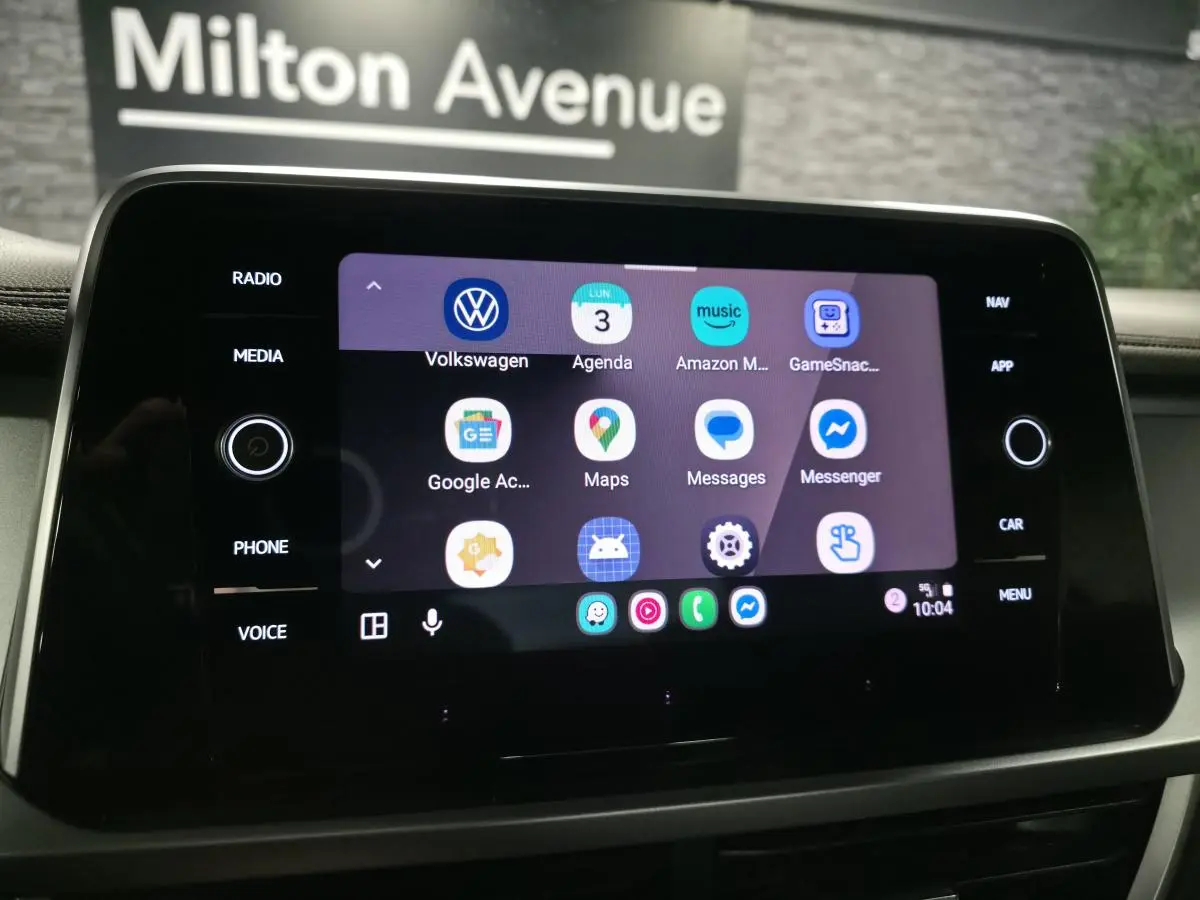 Écran tactile central du Volkswagen T-Roc 2024 affichant l'interface multimédia avec applications connectées.