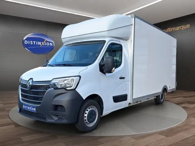 Vue 3/4 avant droite d’un utilitaire blanc Renault Master 2023 avec grande caisse et calandre noire, en showroom.