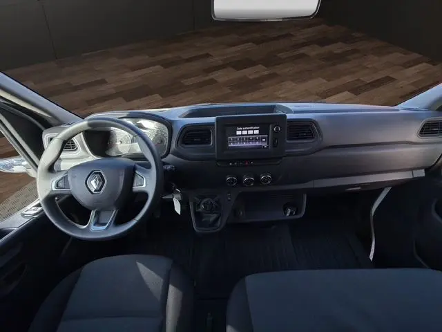 Vue intérieure avant du Renault Master blanc 2023, tableau de bord avec écran central et volant multifonction.