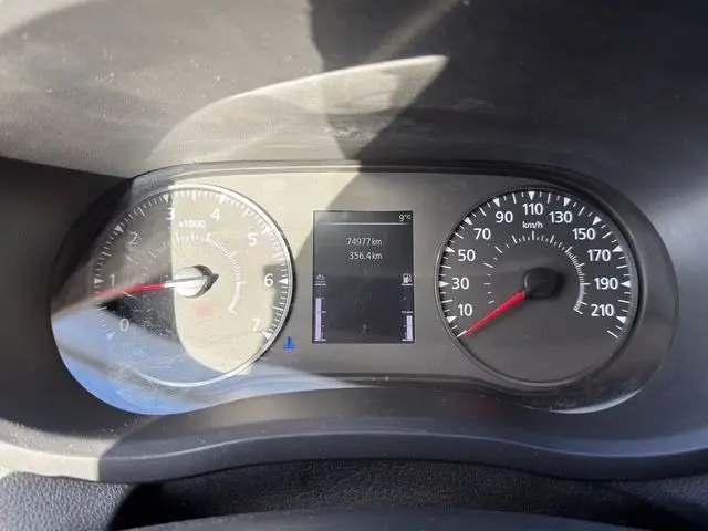 Vue rapprochée du tableau de bord du Renault Master blanc 2023, affichant compte-tours, vitesse et écran central numérique.