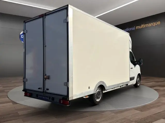 Vue 3/4 arrière droite d’un Renault Master blanc 2023 avec caisse fermée et portes arrière battantes.