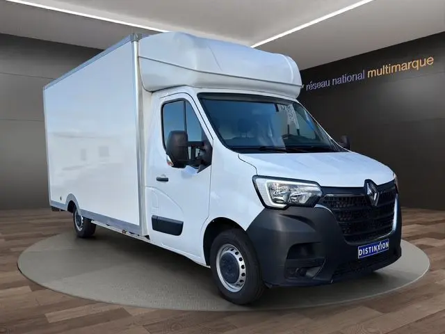 Vue 3/4 avant d’un utilitaire Renault Master blanc avec grande caisse, calandre noire et rétroviseurs noirs.
