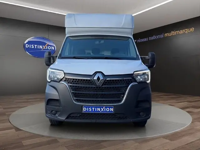 Vue frontale d’un Renault Master blanc 2023 avec calandre noire et logo Renault bien visible.