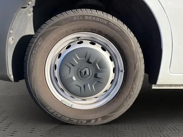 Gros plan sur la roue avant gauche blanche d’un Renault Master 2023 avec jante acier et logo Renault au centre.