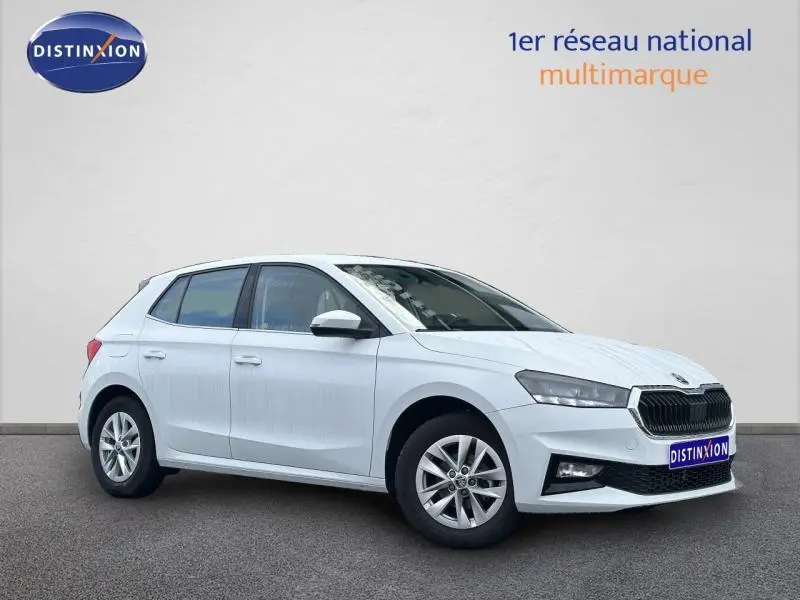 Vue 3/4 avant droite d'une Skoda Fabia blanche de 2024 avec jantes alliage et calandre noire distinctive.