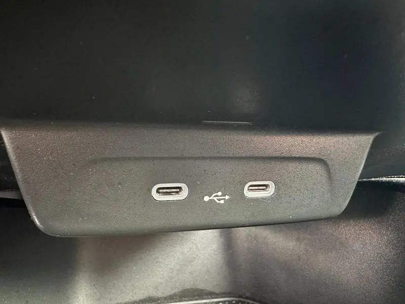 Gros plan sur deux ports USB-C intégrés dans la console d'une Skoda Fabia 2024 bleu énergie.