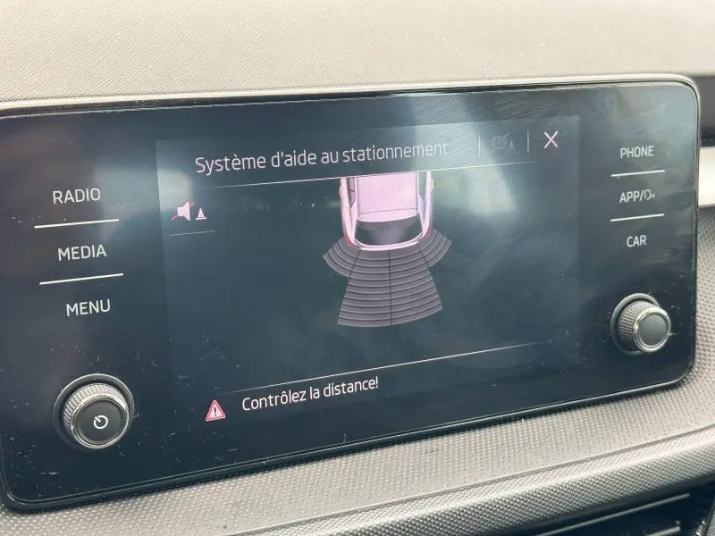 Écran tactile intérieur du système d'aide au stationnement de la Skoda Fabia 2024 avec affichage en français.